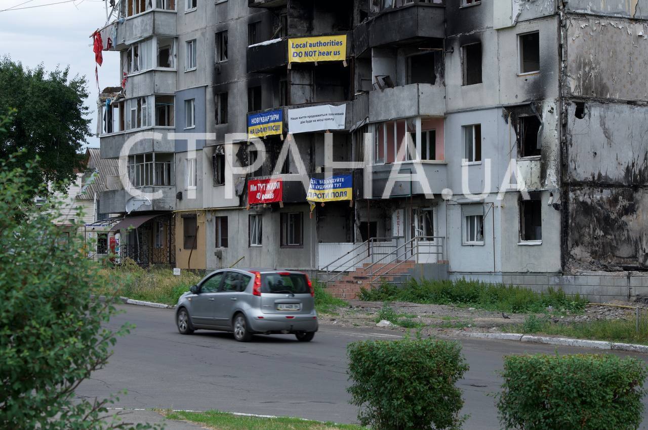 Плакаты на домах в Бородянке, фото 1