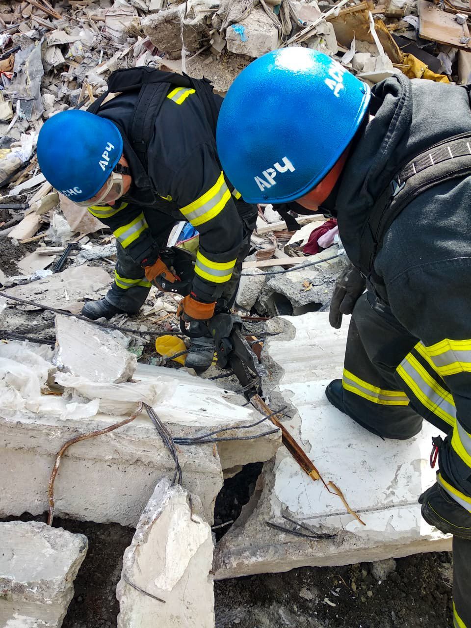 Спасатели работают на руинах домов