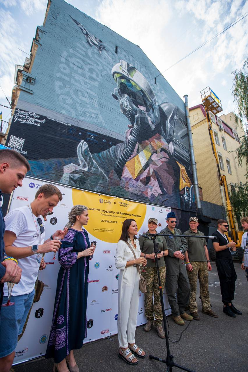 На Подоле открыли мурал "Призрак Киева"