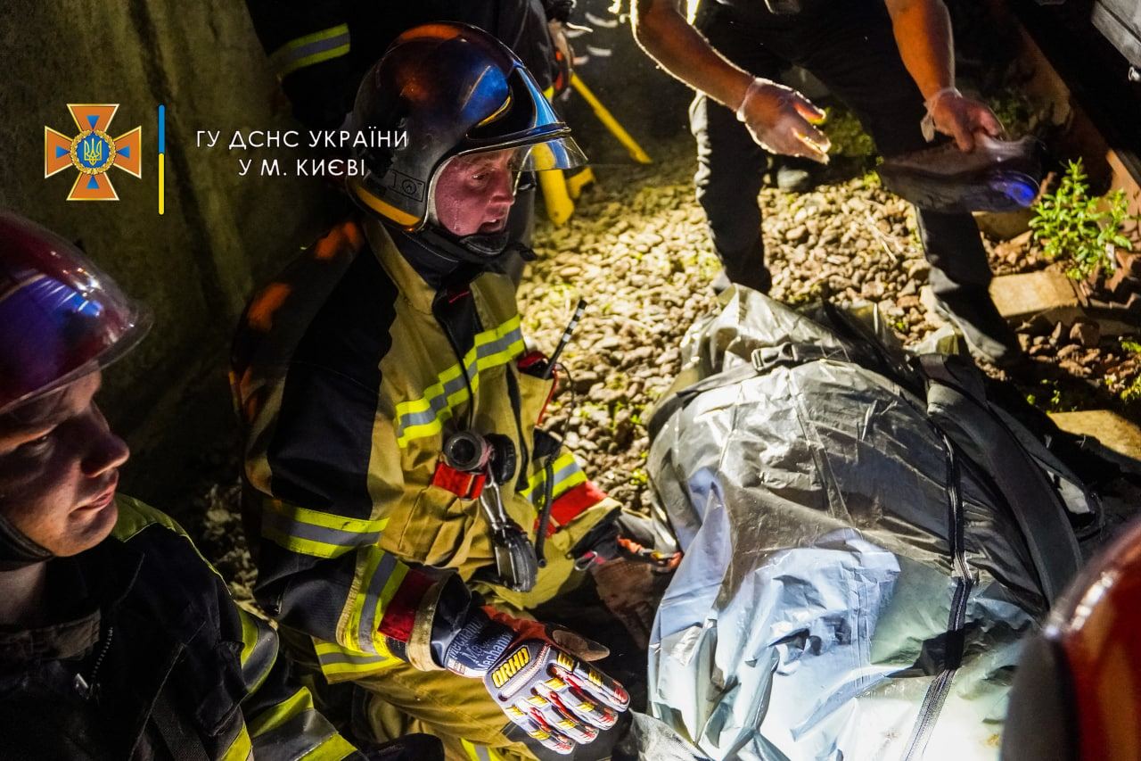Спасатели достают тело погибшего под поездом