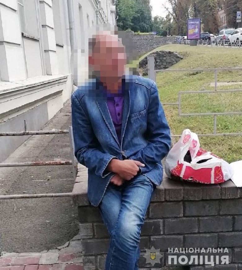 В центре Киева мужчина попытался ограбить ребенка