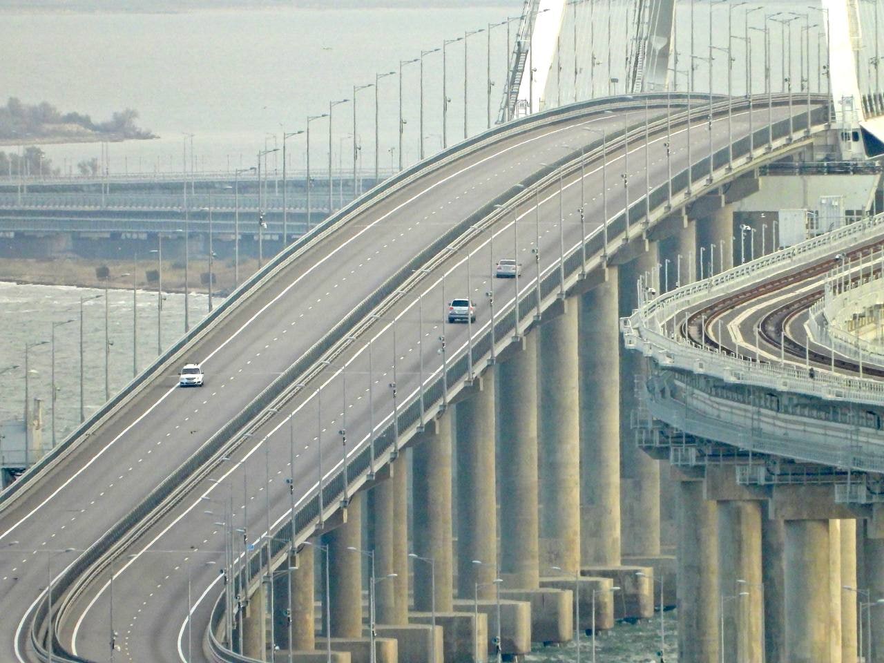 На Крымском мосту запустили автомобильное движение