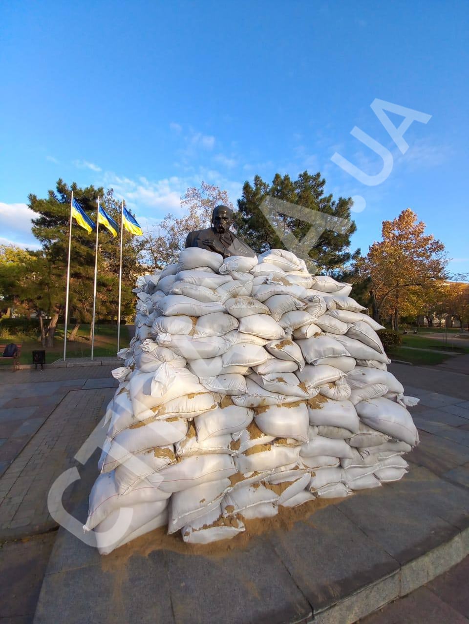 В пресс-службе Николаевского горсовета сообщили о том, что коммунальные службы Николаева закрыли мешками с песком четыре памятника в городе