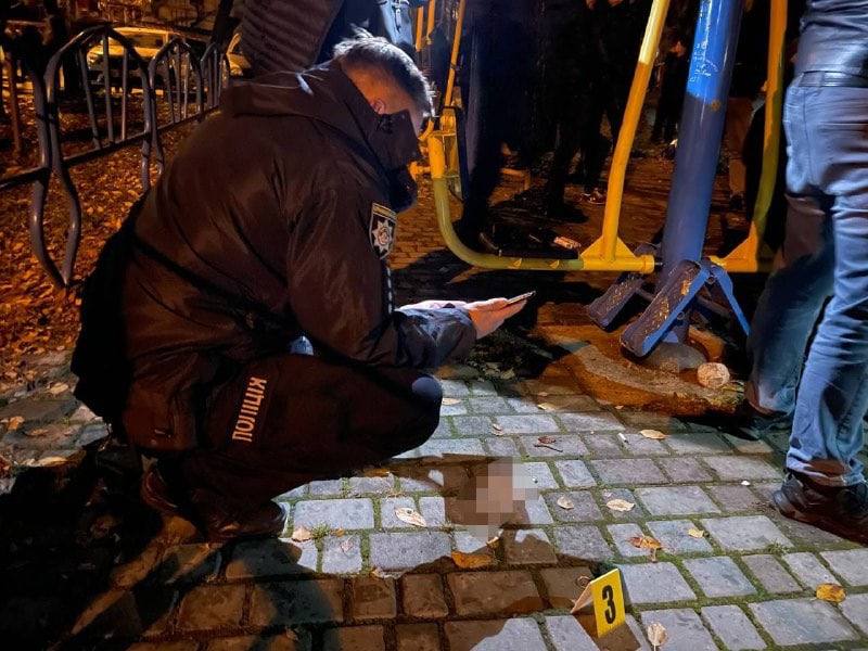 В Ровно пострадали люди после взрыва гранаты на детской площадке