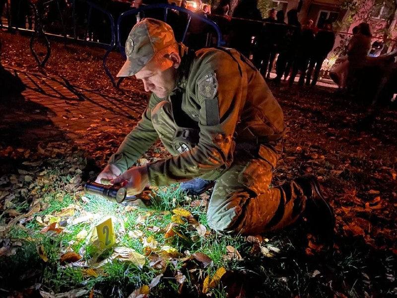 В Ровно пострадали люди после взрыва гранаты на детской площадке