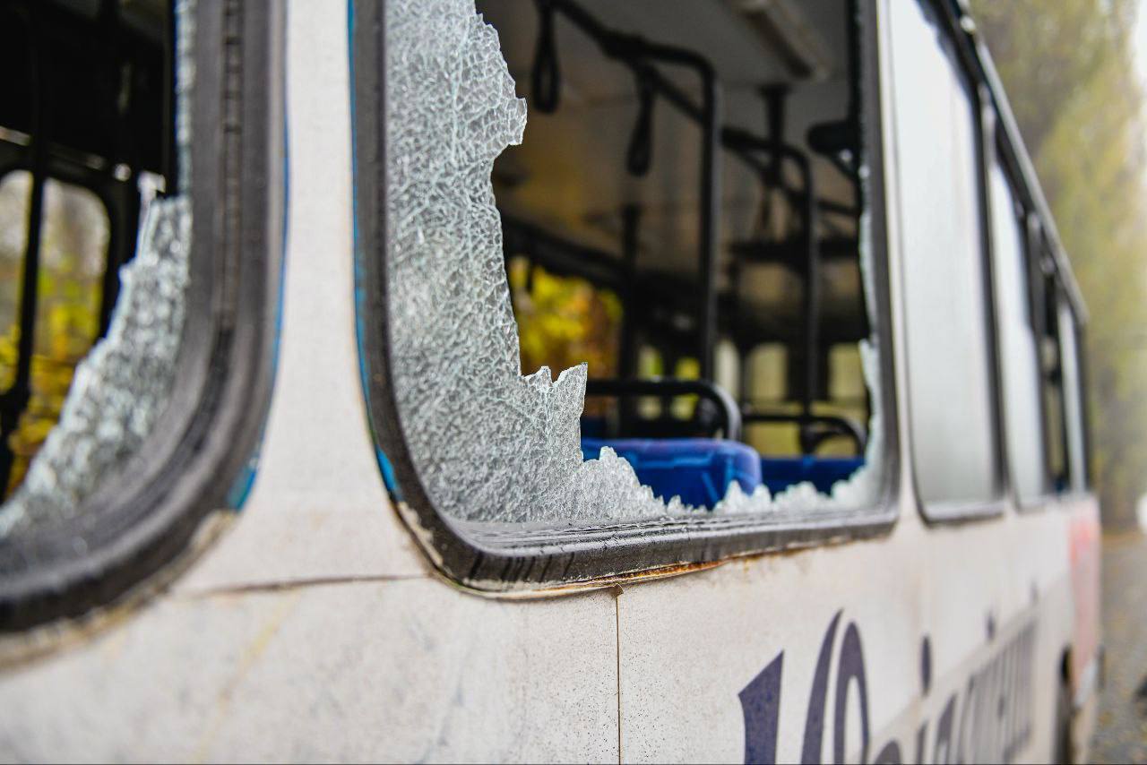 Попавший под обстрел автобус