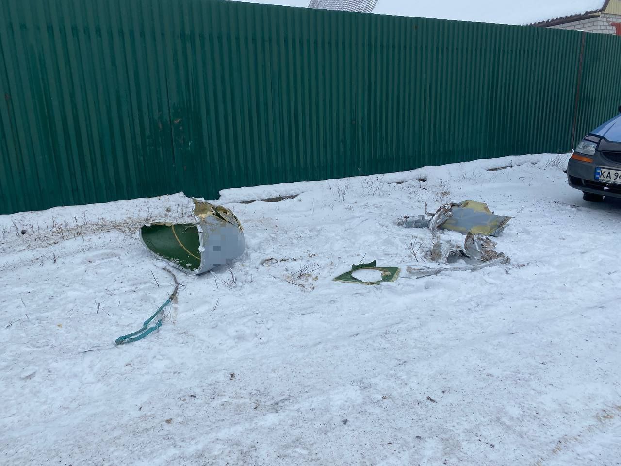 В Киевской области на дома упали обломки ракет. Фото: Игорь Сапожко в тг