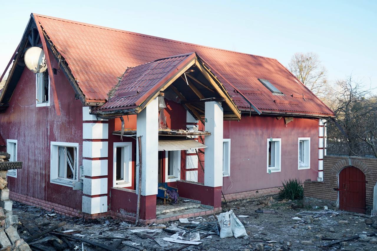 Фото жилого дома в Киевской области, в который попали вражеские дроны. Фото: tg/OleksiyKuleba