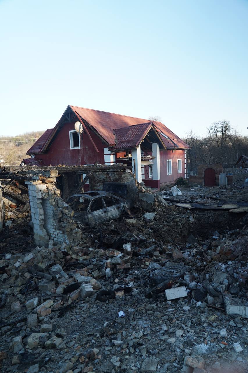 Фото жилого дома в Киевской области, в который попали вражеские дроны. Фото: tg/OleksiyKuleba