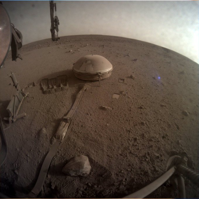 Марсианский зонд InSight отправил в Twitter свой последний снимком