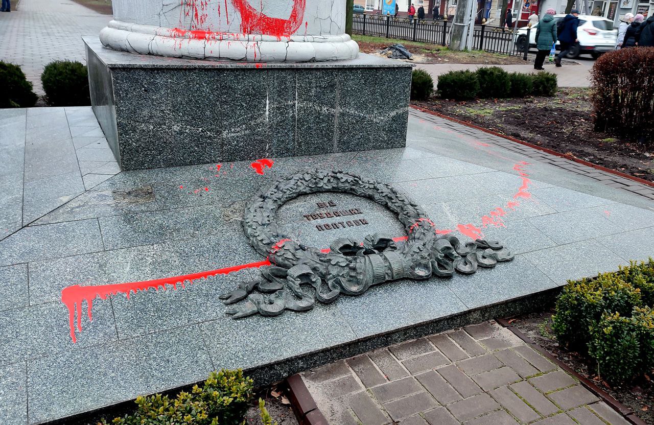 В Полтаве облили красной краской памятники советским генералам