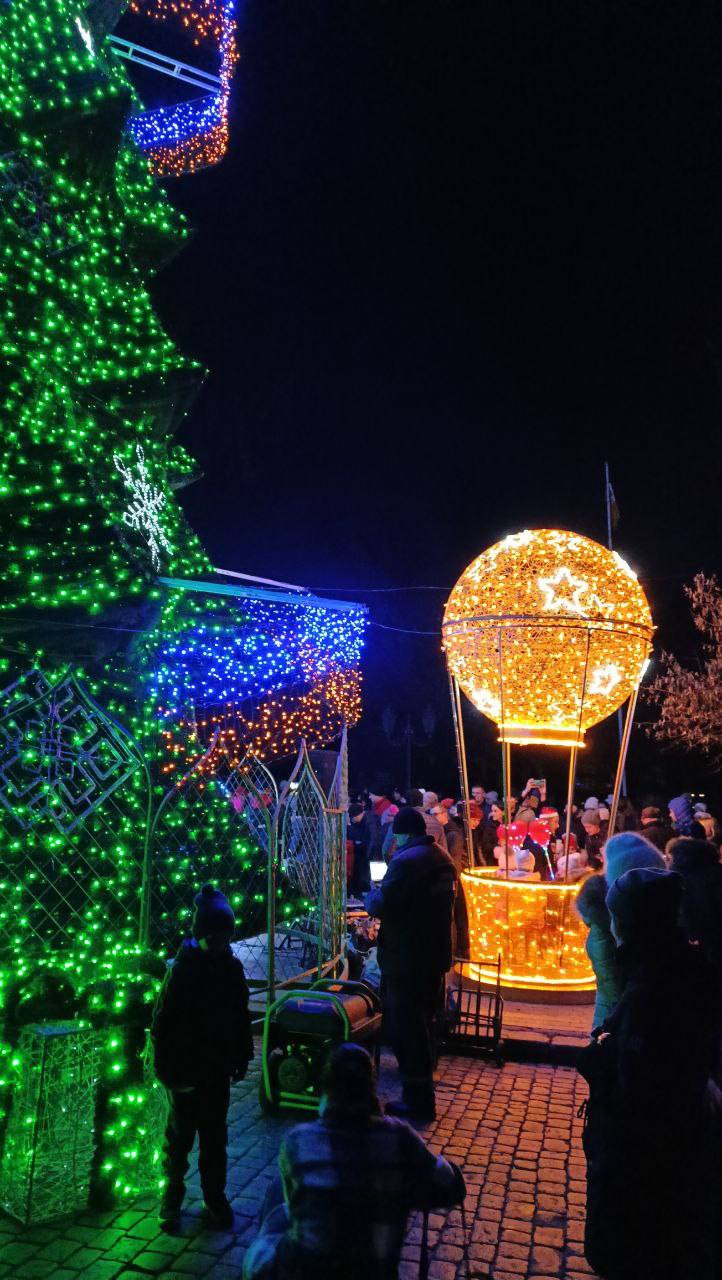 В Одессе открыли новогоднюю елку