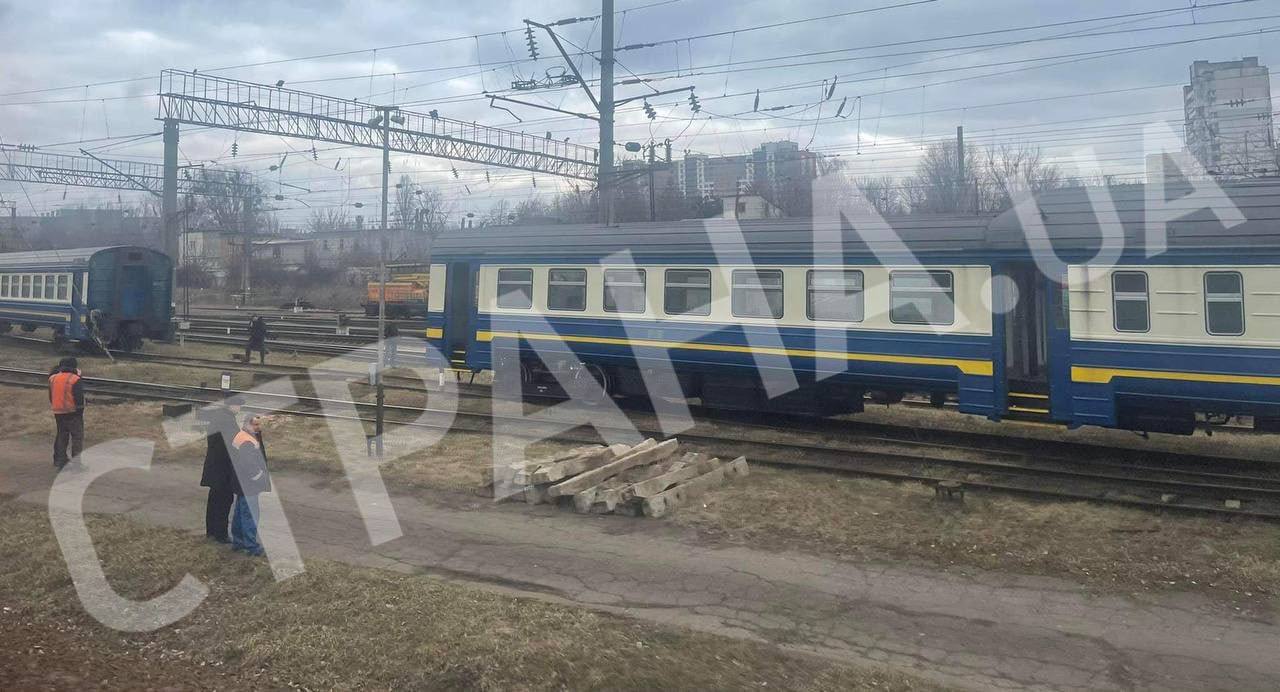Последствия схода с рельсов поезда "Укрзализныци"