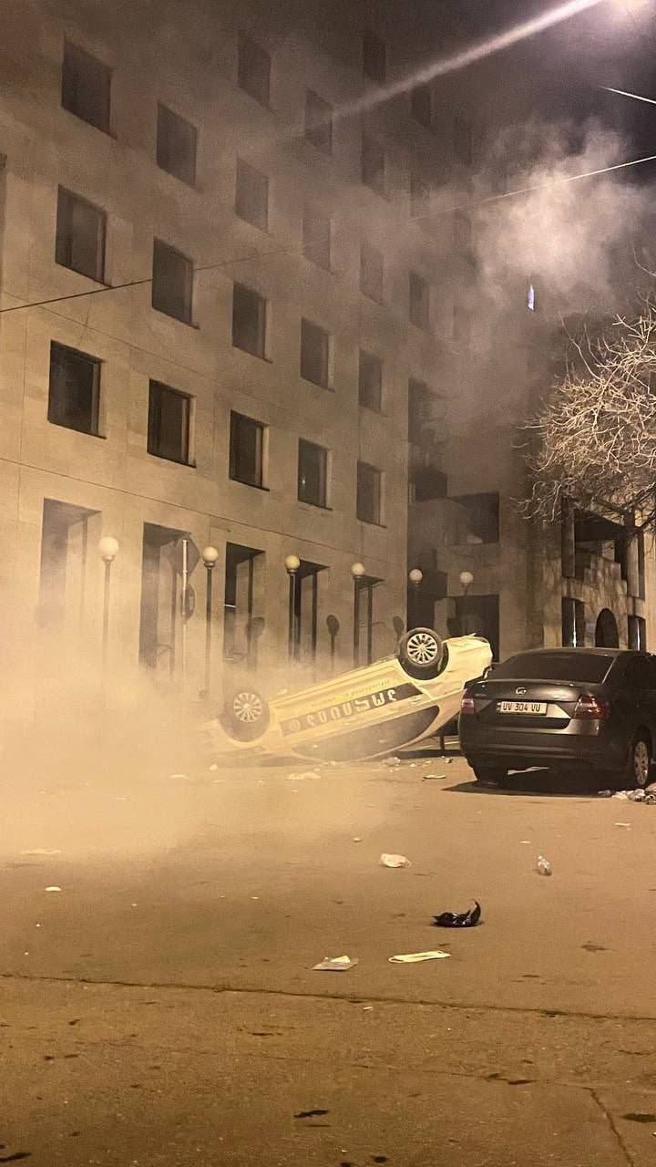 Протестующие в Грузии перевернули полицейскую машину