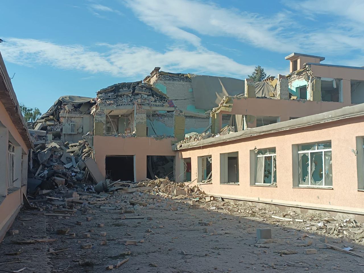 Разрушение школ на Донбассе - фото