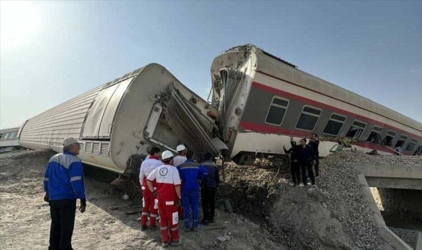 В Иране поезд сошел с рельс, 17 погибших