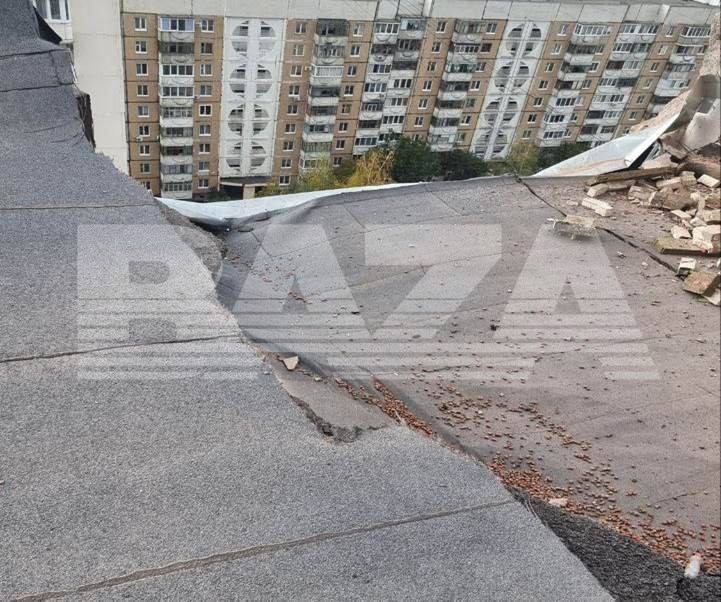 Фото крыши многоэтажки в Белгороде (РФ), на которую упали обломки ракеты