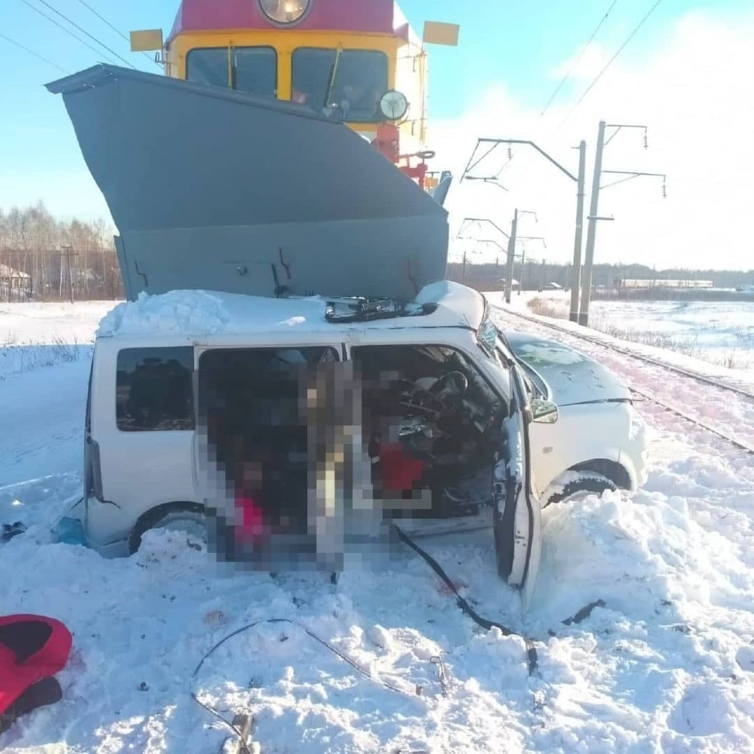 В России из-за столкновения поезда и легковушки погибли трое детей. Аварию устроила их учительница