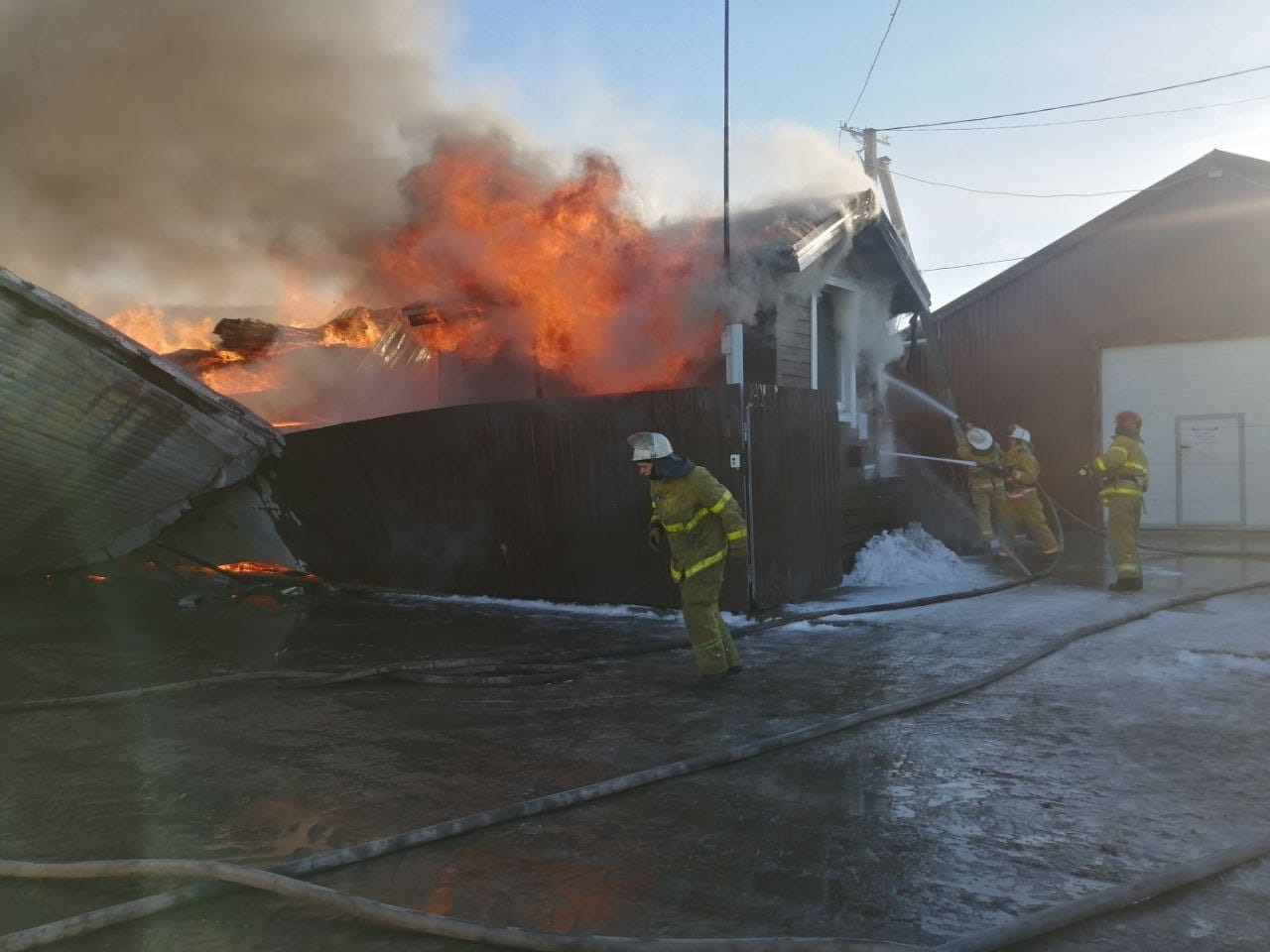 Спасатели тушат пожар под Киевом. Фото: ГСЧС