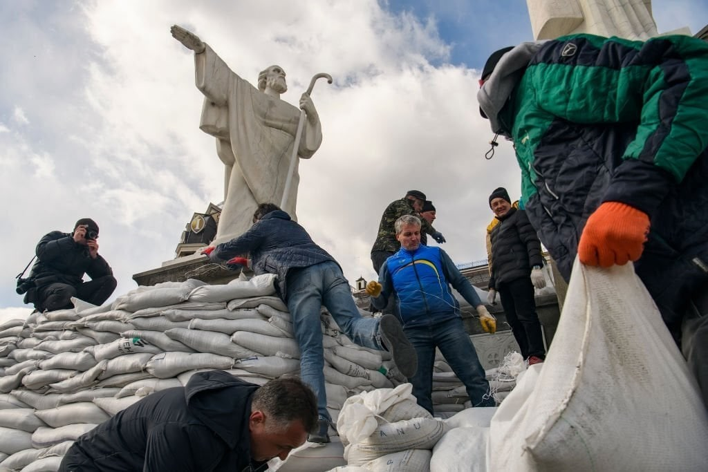 В Киеве и Харькове местные жители защищают памятники от бомбардировок