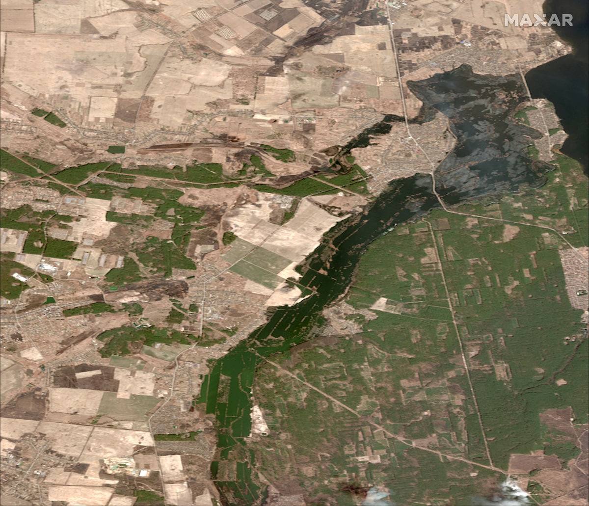 спутниковые снимки американской компании Maxar показывают зону затопления в районе населенного пункта Козаровичи под Киевом