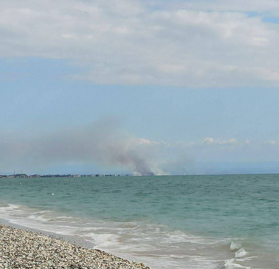 Крымские паблики пишут о столбе дыма на побережье в районе Евпатории