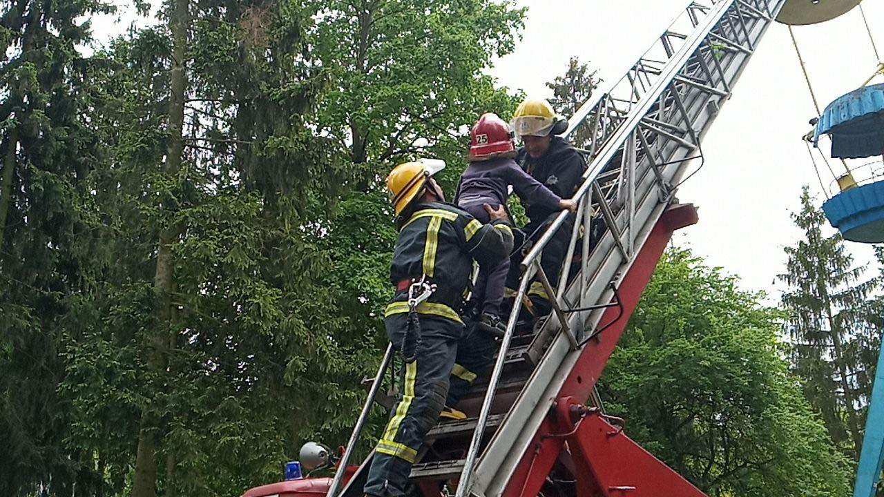 Спасатели из ГСЧС Украины эвакуировали пассажиров из сломавшегося аттракциона пожарной лестницей