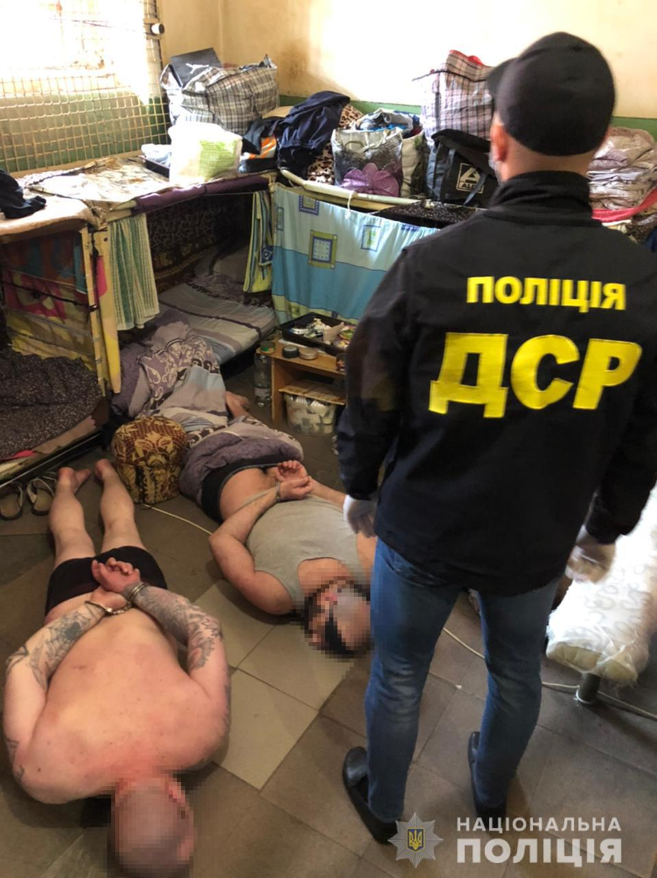 Двух смотрящих в тюрьме на Прикарпатье обвинили в вымогательстве