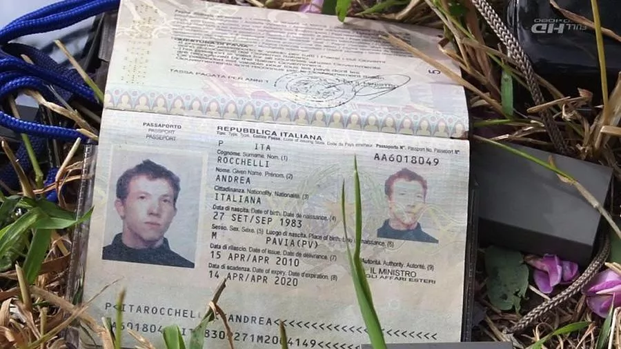 Паспорт погибшего журналиста Андре Роккелли