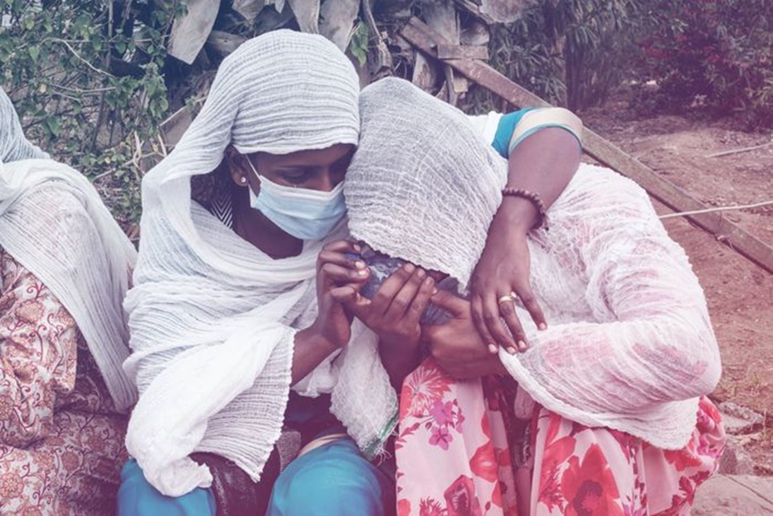 Родственники жителей Тогоги в районе Тыграй в Эфиопии после авиаудара в июне