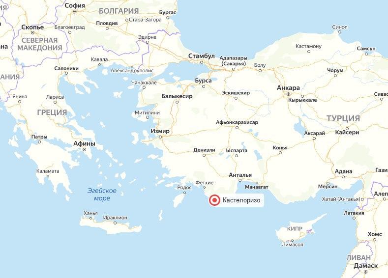 Греческий остров Кастелоризо у берегов Турции