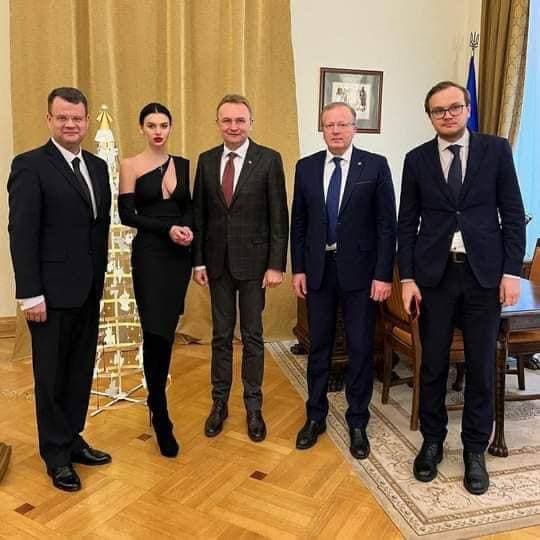 Кристина Тишкун позировала на фотографии с Садовым, Гарбаруком и другими чиновниками
