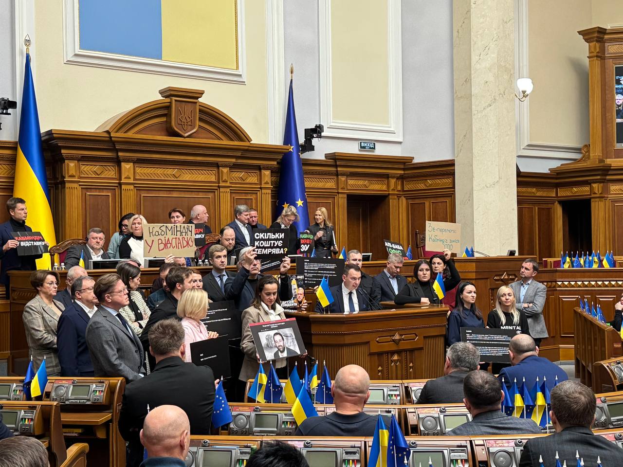 Опозиція вимагає максимально