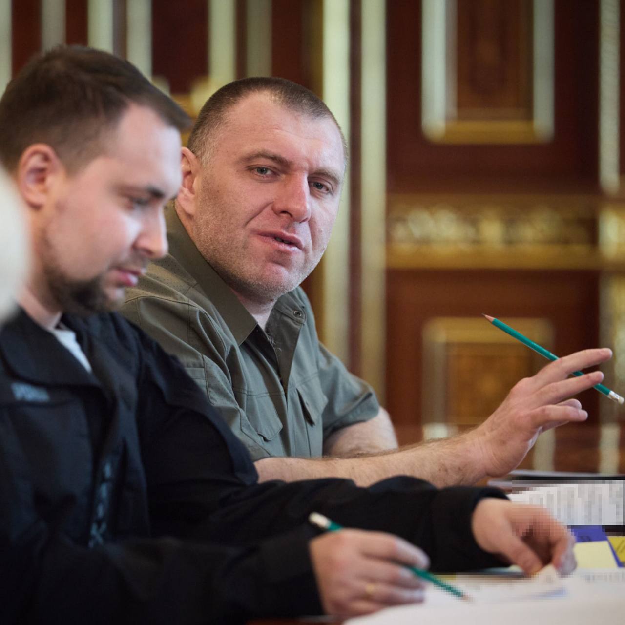 Василь Малюк (у центрі) пішов із СБУ без скандалу завдяки новому голові ВП Кирилу Буданову (ліворуч)