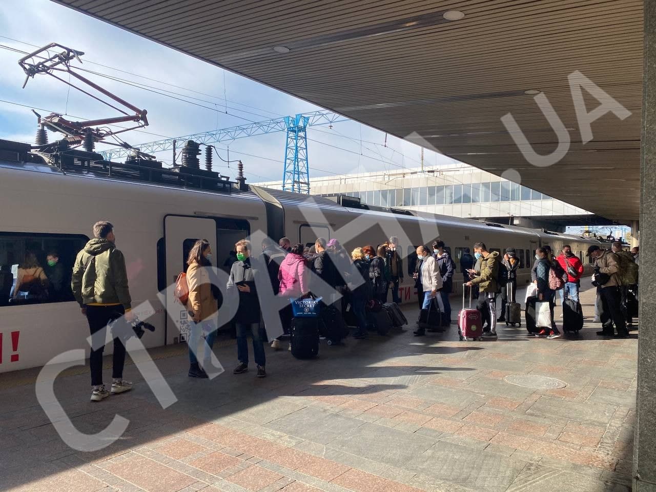 На вокзале Киева из-за проверки у пассажиров ковид-паспортов задерживается отправка поездов