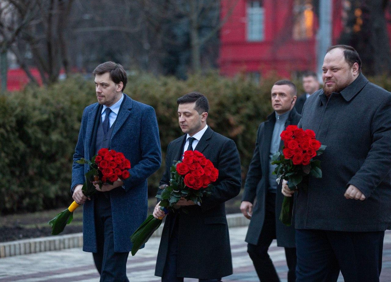 Зеленский возложил цветы к памятнику Шевченко
