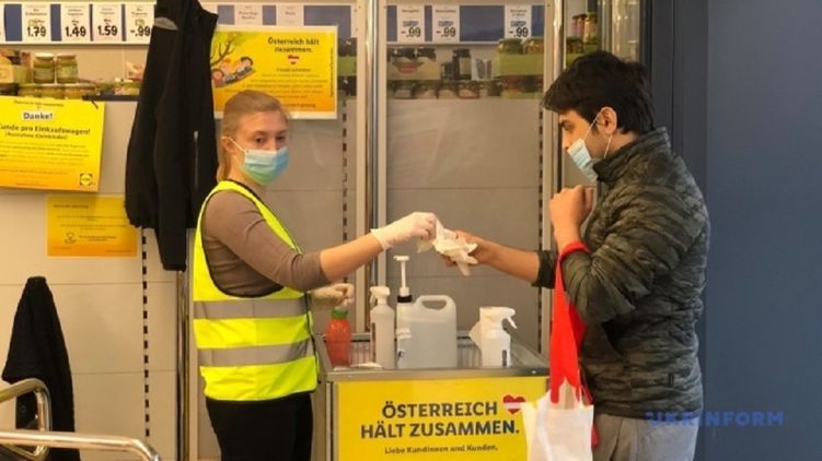 В Австрии маркеты начали раздавать маски посетителям