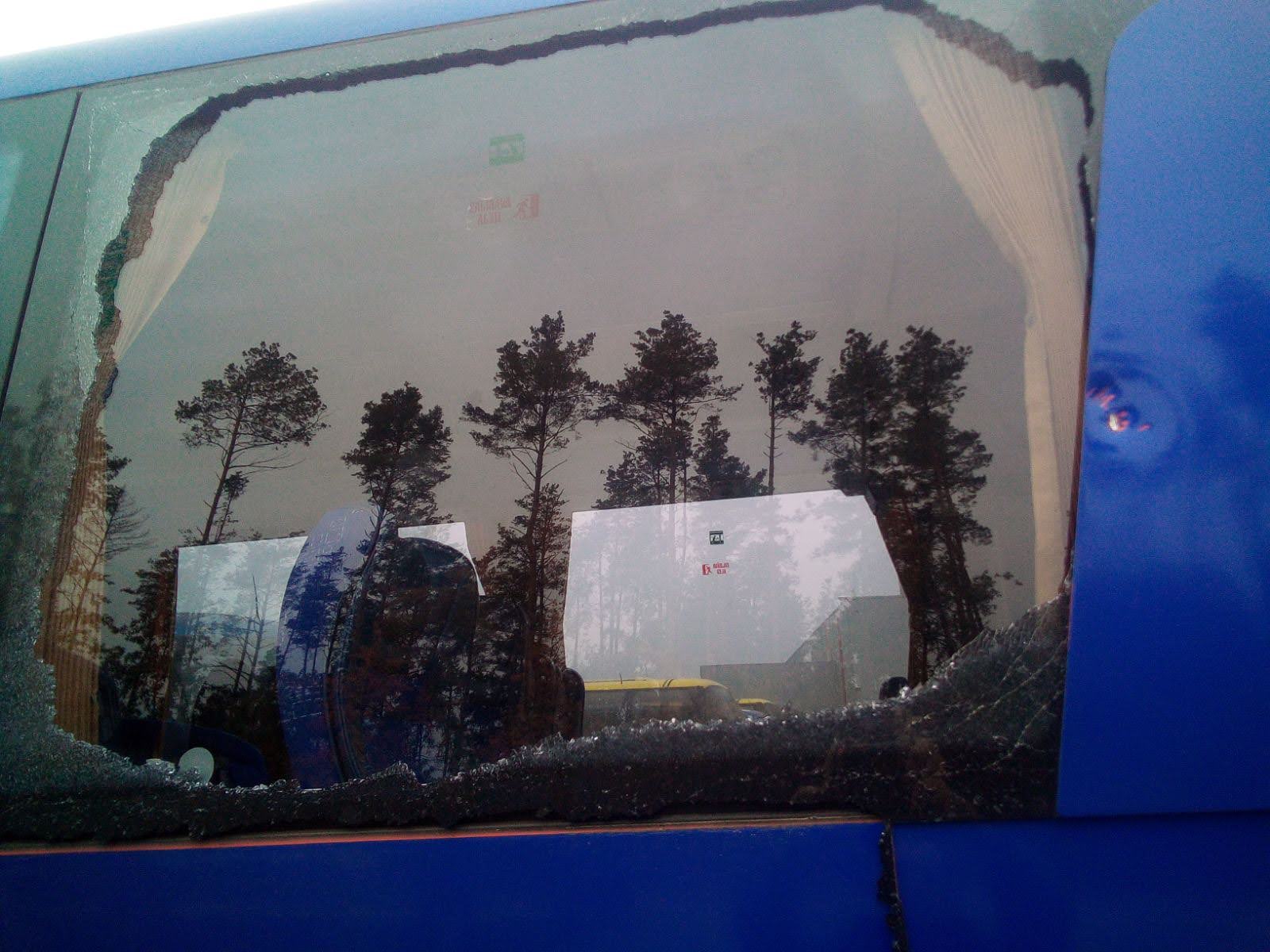 Хулиганы выбили окно в автобусе