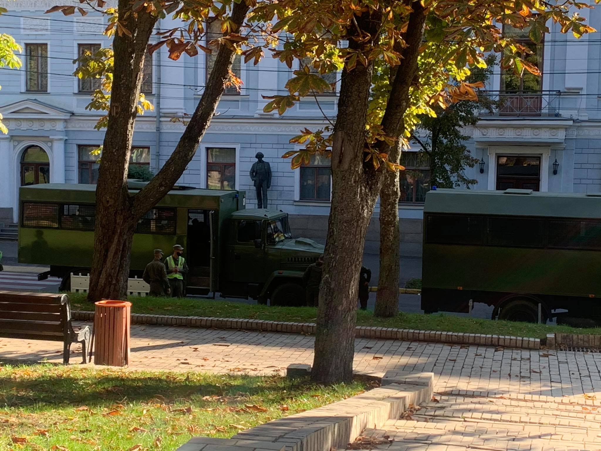 14 октября Полиция стягивает технику к парку Шевченко