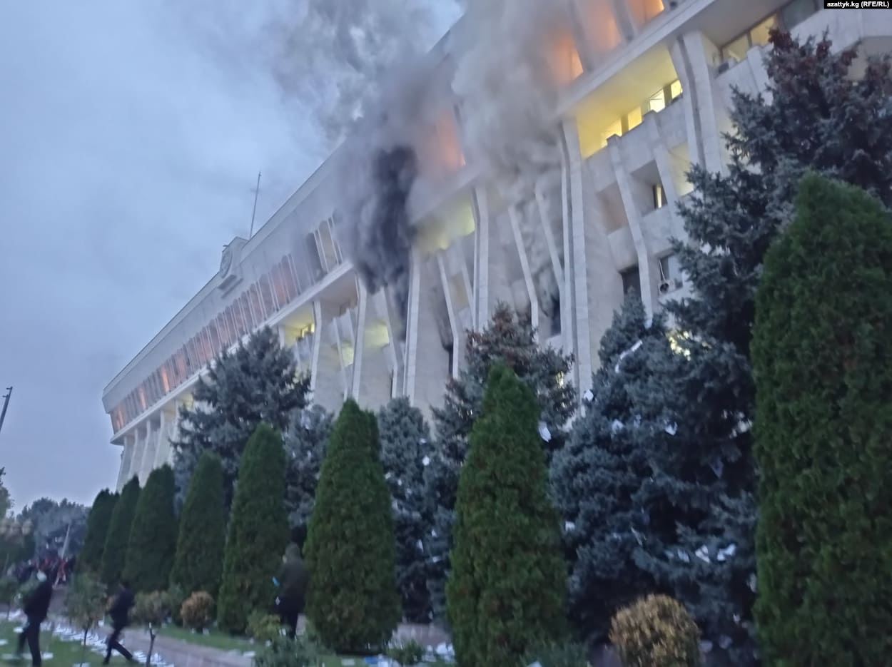 Пожар в парламенте Кыргызстана
