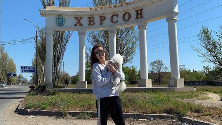 Украинка с собачкой из Уханя Настя Зинченко