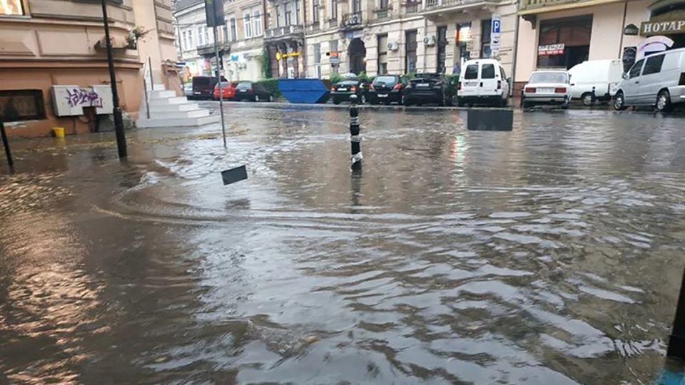 Ивано-Франковск затопило после ливня 27 июля 2020 года