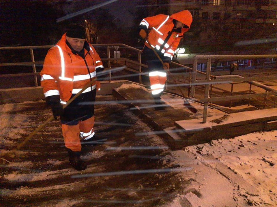 Сотрудники Киевавтодра чистят снег