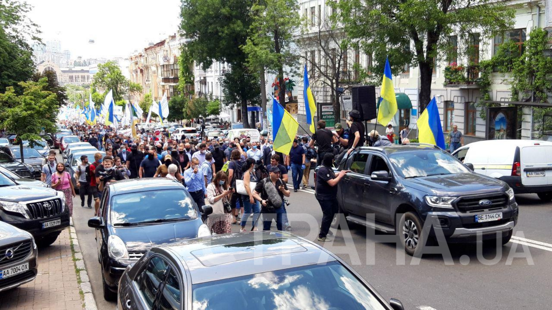 Сторонники Порошенко идут к Печерскому суду