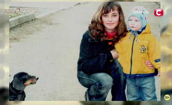Ксения Мишина с братом, скриншот СТБ