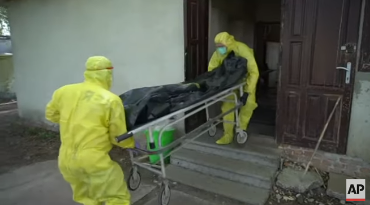 В Украине патологоанатомы проводят вскрытие умерших от коронавируса на улице 