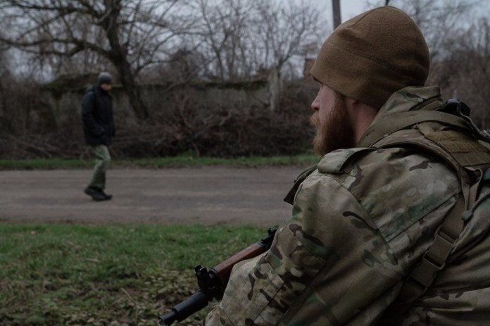 Крейг Лэнг в зоне боевых действий на востоке Украины в 2016 году. Фото: triad-city-beat.com