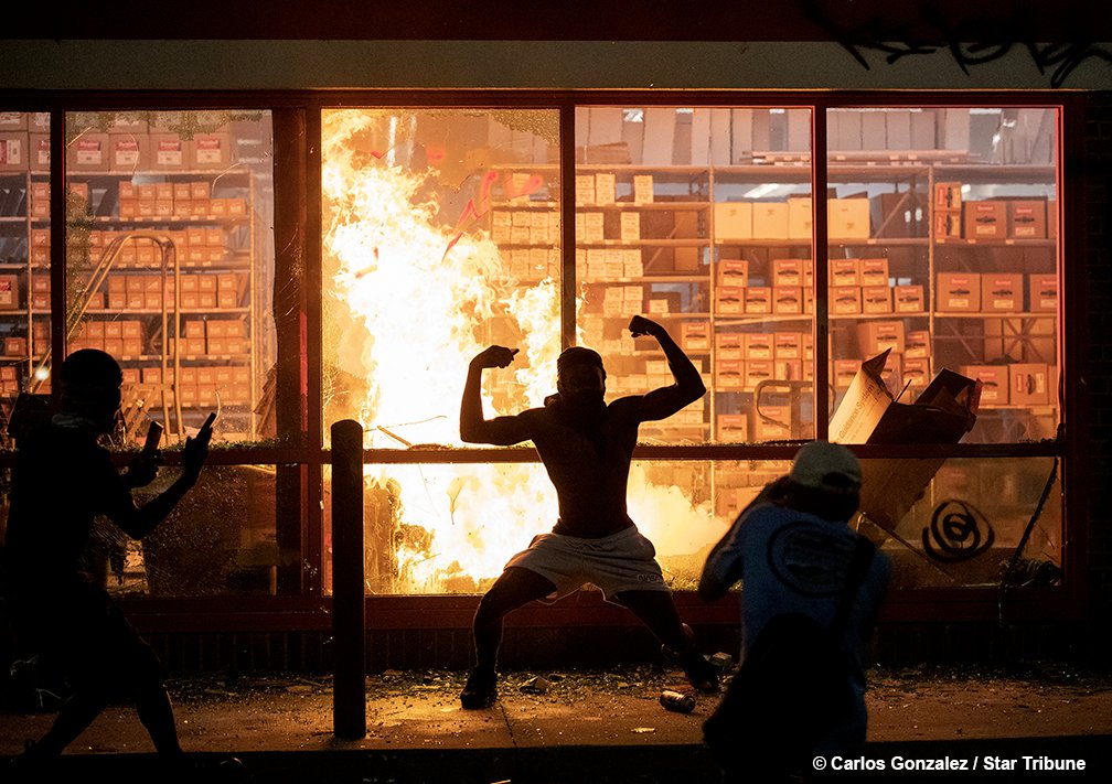 Миннеаполис в огне Фото: Carlos Gonzalez/Star Tribune/twitter