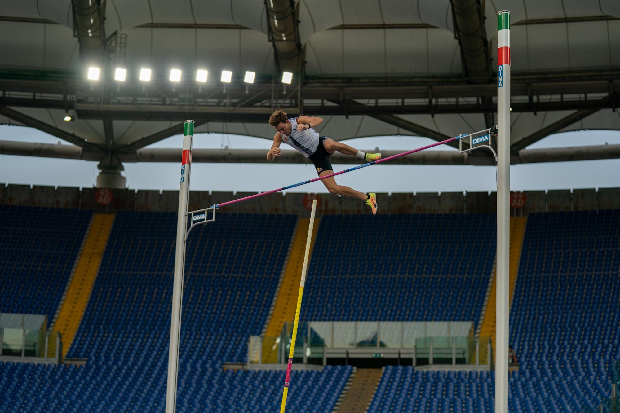Арман Дюплантис побил рекорд Бубки по прыжкам с шестом в Риме 17 сентября (фото: twitter.com/Diamond_League)