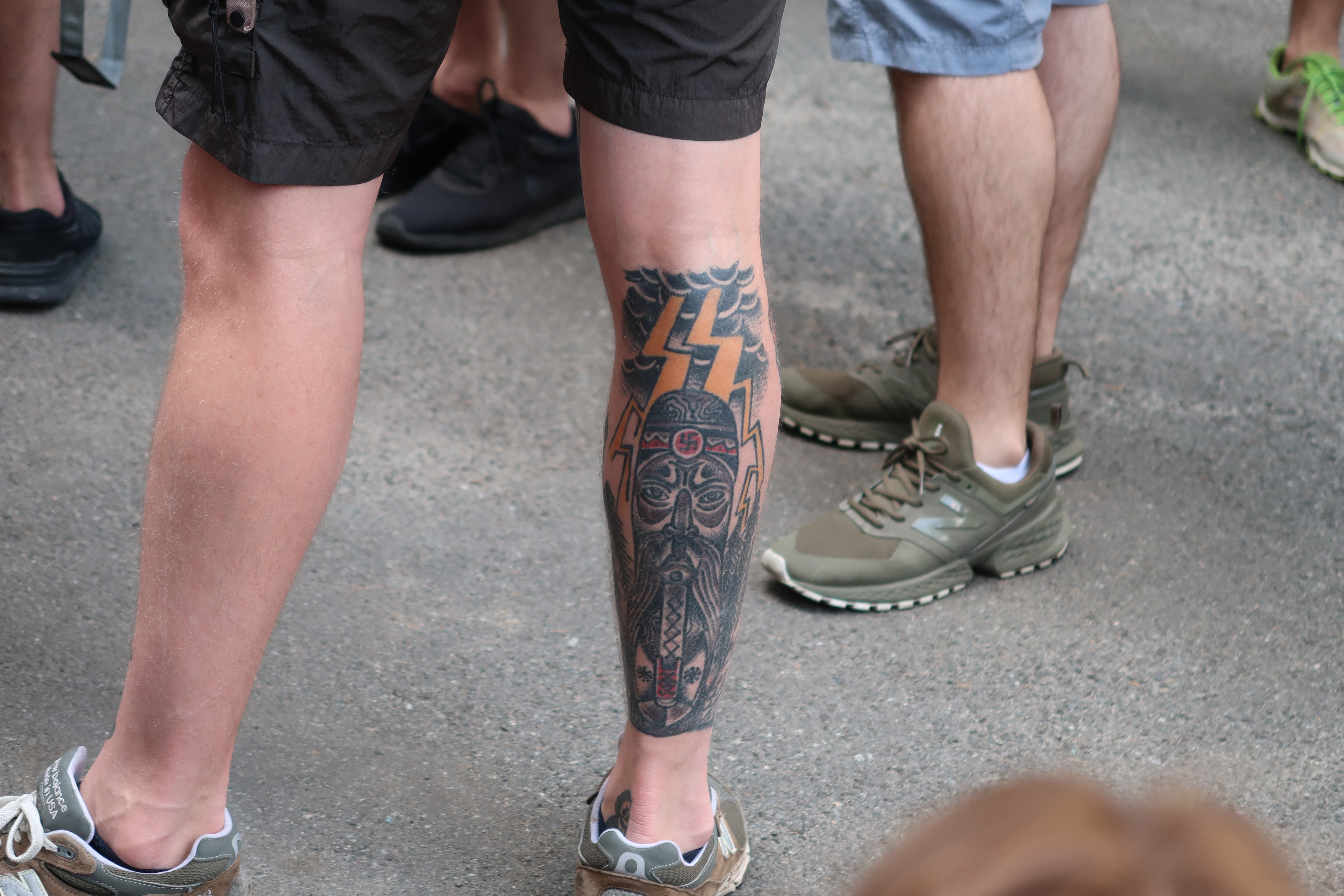 люди с татуировками в толпе под судом над Стерненко